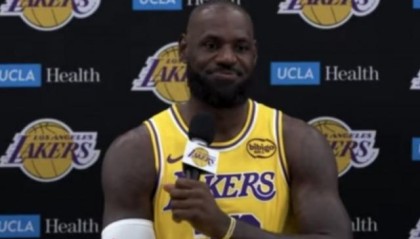 开云-詹姆斯正面回应退役预期：会和妻儿共同决定