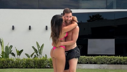 开云体育官网-安东内拉晒与梅西泳池拥吻照，梅西留言示爱|莱昂内尔·梅西|评论|秀恩爱_新浪体育_新浪新闻