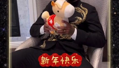 开云官网-祝中国球迷新年快乐！乔治秀中文祝福：龙马精神 马上发财