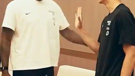 崔永熙和老詹互动说再打五年，后者笑着连连说不