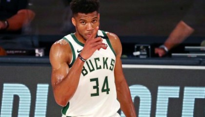 字母哥看齐热火版詹皇！试验低位做轴不在意常规赛