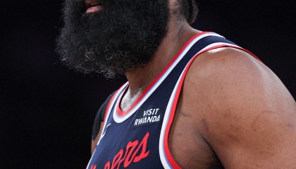 开云官网-伤病还是有影响？哈登复出手感平平17中6！得到23分9助3失误！