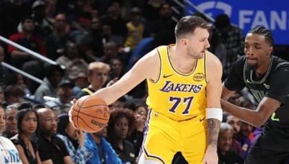 湖人溃败鱼腩送福利，东契奇心态崩两先发变铁匠，一数据遭完败