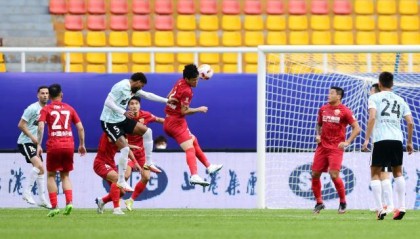 【中超】徐新染红布鲁诺致胜 海港0比1首负武汉长江